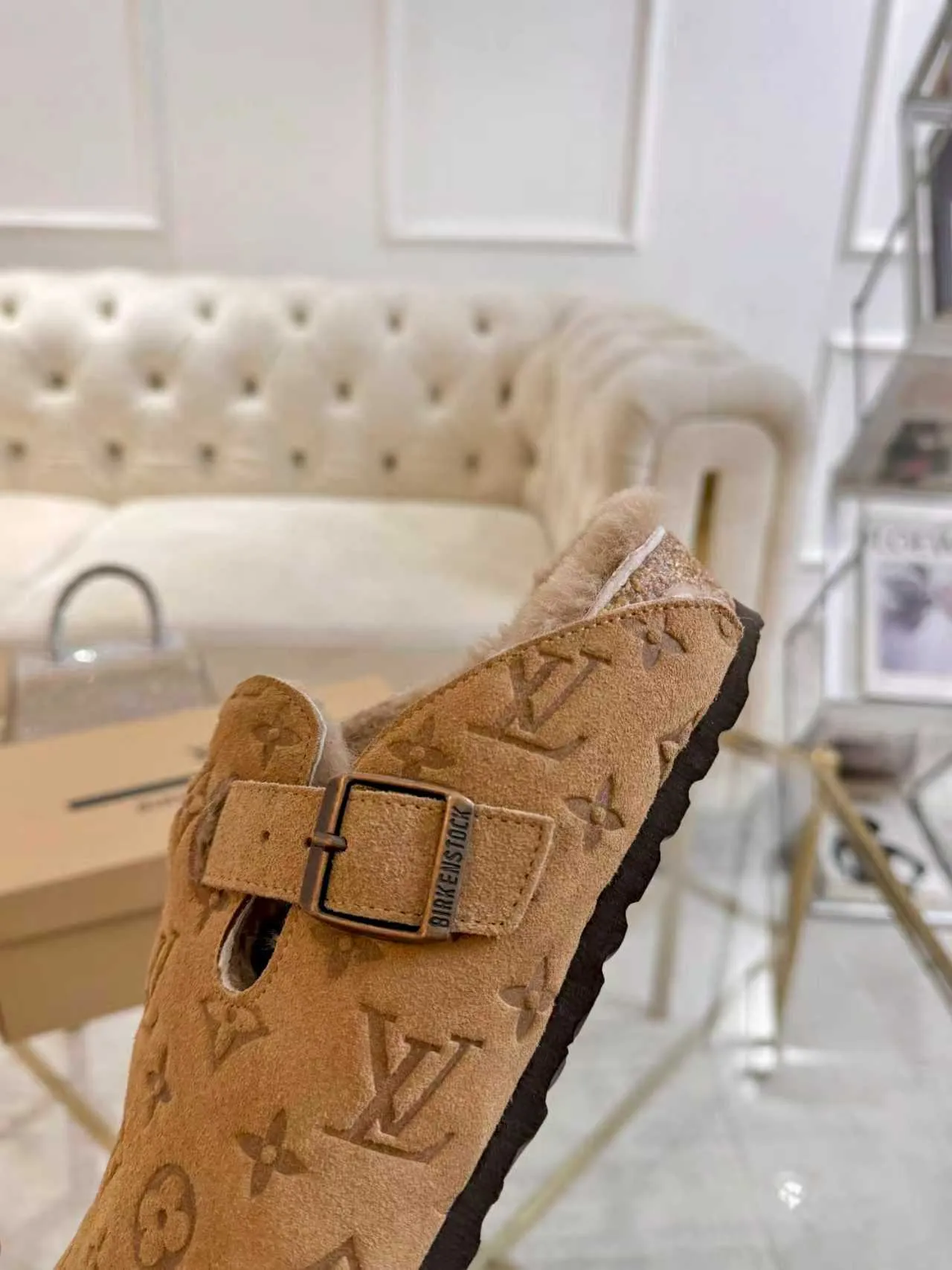 p600🐮🐮 LV wool slippers for couples｜Even the toes exude a sense of luxury ✨ For this pair of LV classic Birkenstock slippers, we have achieved the ultimate restoration of the "higher version", with the mark of luxury in every detail. 👫 ▫️ Original jacquard with delicate cowhide leather, retro texture is at your fingertips; ▫️ 100% pure wool lining, wearing barefoot is like stepping on clouds, skin-friendly, breathable and not sweaty; ▫️ Three-dimensional toe cap + non-slip rubber sole, safe and secure when walking in the wind. The belt buckle and presbyopia elements are embellished, revealing the aura of a big-name brand in a low-key manner. Whether it is on a date or out on the street, every step is like walking in the middle of a show. Pair it with jeans for a lazy and casual look; with a coat and skirt, it will look elegant. With one pair of shoes, you can easily switch between multiple styles, and you never have to be deliberate about the sense of luxury. #LVcouples #high-endwear #lightluxurylife #quality recommendation Fabric: classic presbyopia/imported sheepskin/classic jacquard fabric Lining: imported wool lining Sole: original rubber sole Size: Female 35-41 Male 38-46